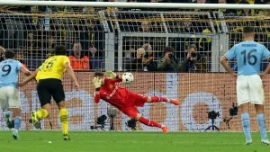 Borussia Dortmund 0-0 Manchester City: Mahrez penalty saved but Guardiola&#039;s men win group