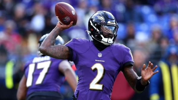 With Huntley out, Ravens hold off Steelers