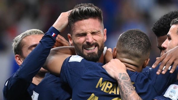 Deschamps defends choice to substitute history-chasing Giroud in France win