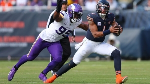 Fields hurts hand in Bears&#039; loss to Vikings