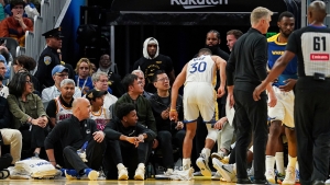 NBA: Curry hurts ankle in Warriors&#039; loss