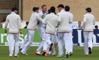 David Warner’s frustration at the hands of Stuart Broad continues at Headingley