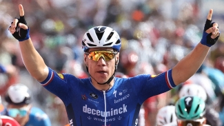 Vuelta a Espana: Jakobsen sprints to sparkling stage win
