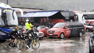 Geraint Thomas continues to lead Giro d’Italia as rain reigns