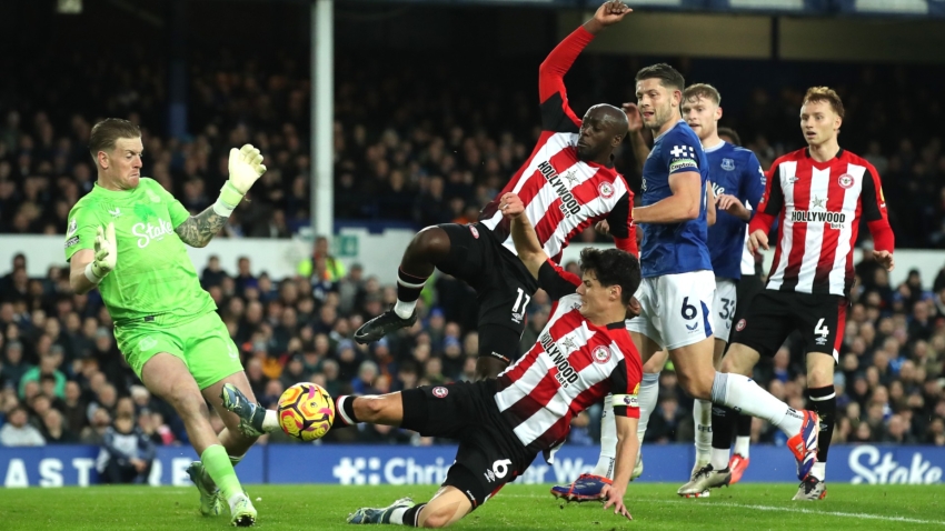 Everton 0-0 Brentford: Frank&#039;s side hold on after Norgaard red