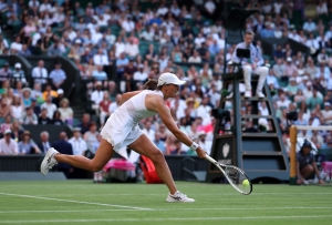 Iga Swiatek matches her best Wimbledon showing with win over Petra Martic