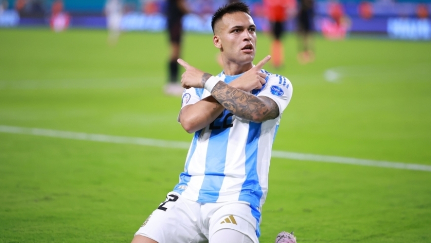 Argentina 2-0 Peru: Martinez double seals top spot with knockout blow to La Blanquirroja