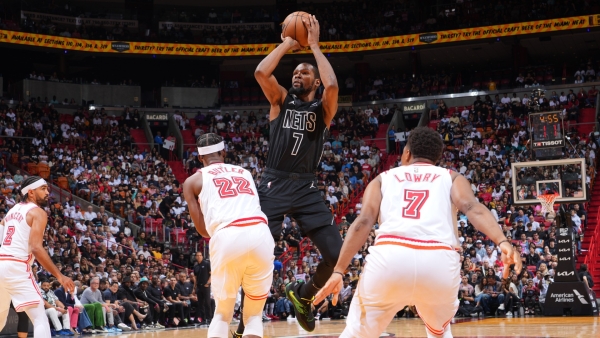 Durant to undergo MRI after suffering knee injury in narrow Nets&#039; win over Heat