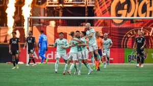 Purata heads home winner for Atlanta United, Chicharito scores and assists in LA Galaxy victory