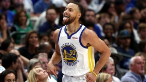 Curry lights Mavs up as Warriors take 3-0 series lead