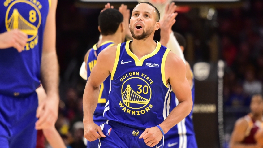 Curry hits 40 points as Warriors storm past Cavs, 76ers snap five-game skid