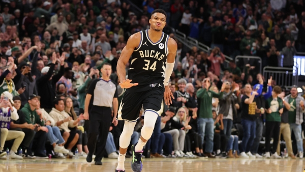 NBA: Antetokounmpo scores 40 as Bucks overcome Mavericks