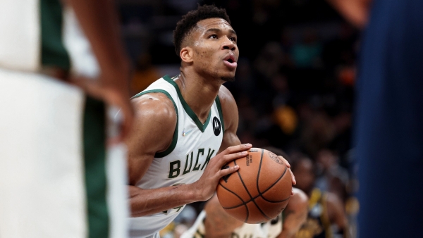 Giannis posts 41-point double-double as Bucks end Rockets streak, Durant powers Nets