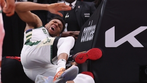 Giannis leaves Thursday&#039;s game in second quarter after suffering wrist injury