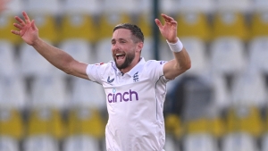 Late wickets give England hope after difficult start to Pakistan Test