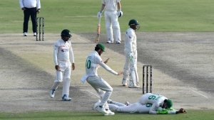 Khawaja stars again for Australia as Pakistan pace duo shine