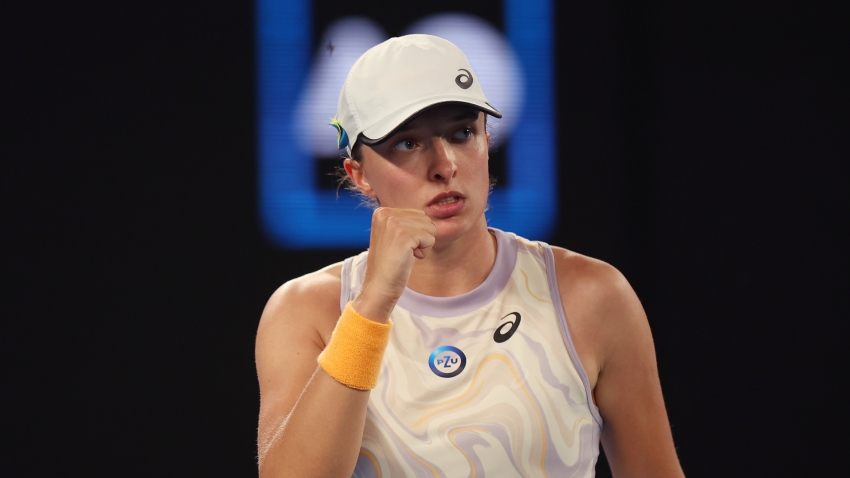 Australian Open: Swiatek squeezes past powerful Niemeier