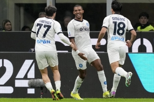 Leaders Inter Milan held by reigning champions Napoli