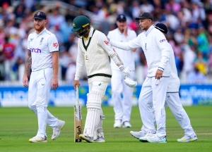 Hobbling Nathan Lyon shows bravery to help Australia set Ashes target of 371