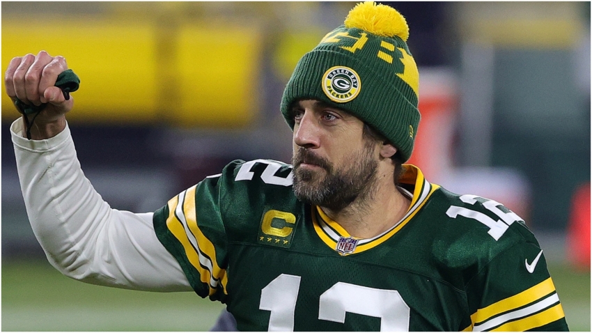 Aaron Rodgers brings up Brett Favre situation amid rumors of