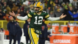 Rodgers salutes Favre after breaking record of Packers legend