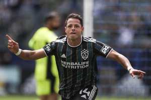 LA Galaxy 3-2 New York Red Bulls: Chicharito stays hot in MLS with hat-trick