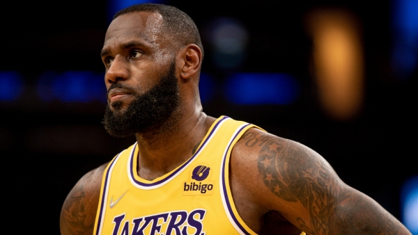 LeBron James extends, reportedly for two years, with Lakers