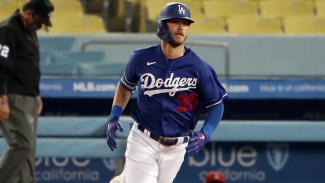 Dodgers star Bellinger has hairline fracture in left fibula