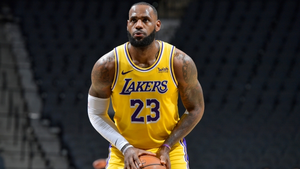 LeBron leads Lakers past Spurs again, Bucks crush Bulls