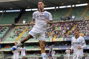Khvicha Kvaratskhelia nets double as Napoli ease past Hellas Verona