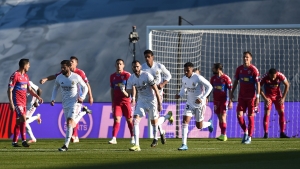 Real Madrid 2-1 Elche: Benzema keeps Los Blancos&#039; title hopes alive