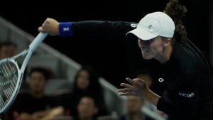 Iga Swiatek recovers from slow start for opening win at WTA Finals