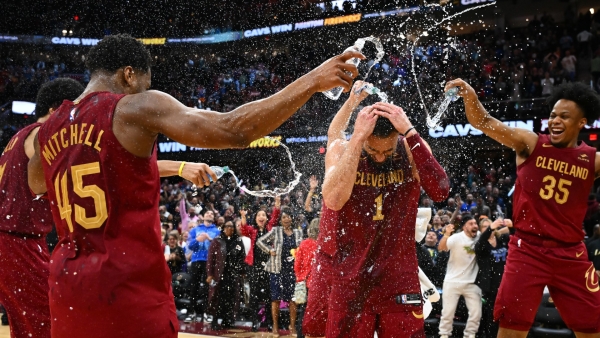 NBA: Cavaliers’ Strus hits from half court at buzzer to stun Mavericks