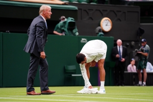 Wimbledon day one: Top seeds Iga Swiatek and Novak Djokovic ease to victory