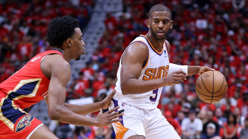 Chris Paul shows love to his centers, and the city of New Orleans