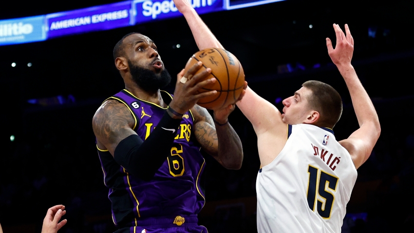 Anthony Davis leaves Lakers' game vs. Nuggets with foot injury