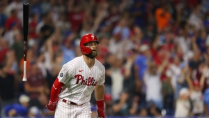 Phillies move past Mets into first place, Brewers edge Giants