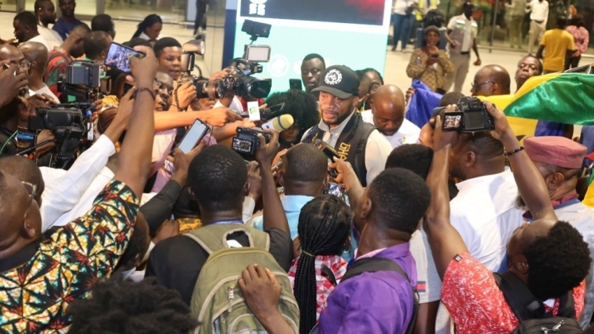 Former 100m world-record holder Asafa Powell mobbed by the Ghanaian media on his arrival in that African country on Monday.