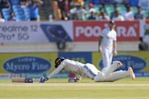 England’s hopes fade as India stretch lead past 400