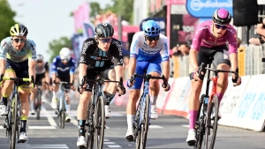 Geraint Thomas retains Giro lead as Alberto Dainese wins stage 17 after illness