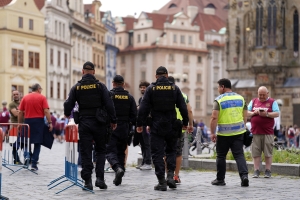 Fans detained by Czech police after West Ham supporters are attacked in Prague