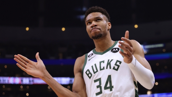 Giannis avoids &#039;serious damage&#039; on wrist injury