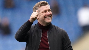 Karl Robinson reminds Salford players of standards despite win at Crewe