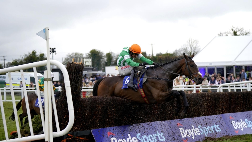 Mullins looking to hit title rivals for six in Scottish National