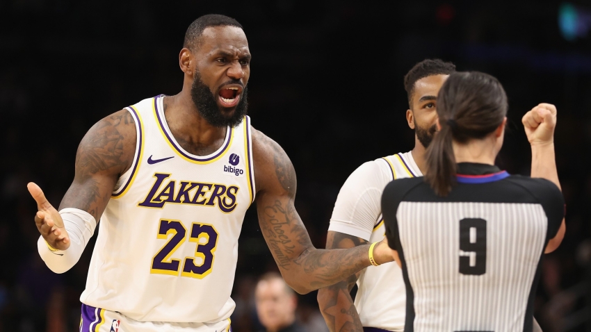 Lakers fume at officiating in loss to Suns