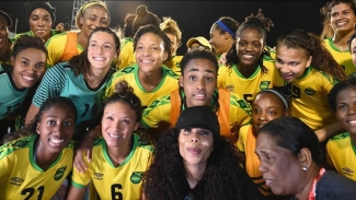 Cedella Marley share a photo opportunity with Jamaica&#039;s Reggae Girlz