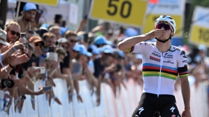 Remco Evenepoel pays tribute to Gino Mader during Tour de Suisse stage win