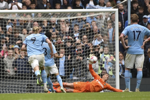 Ilkay Gundogan holds his hands up after penalty miss in City’s win over Leeds