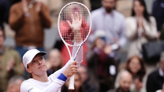 Swiatek hammers Potapova to breeze into French Open quarter-finals