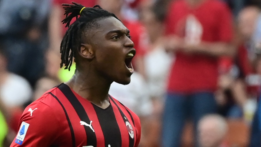 Milan want to offer new deal to derby hero Leao, says Pioli
